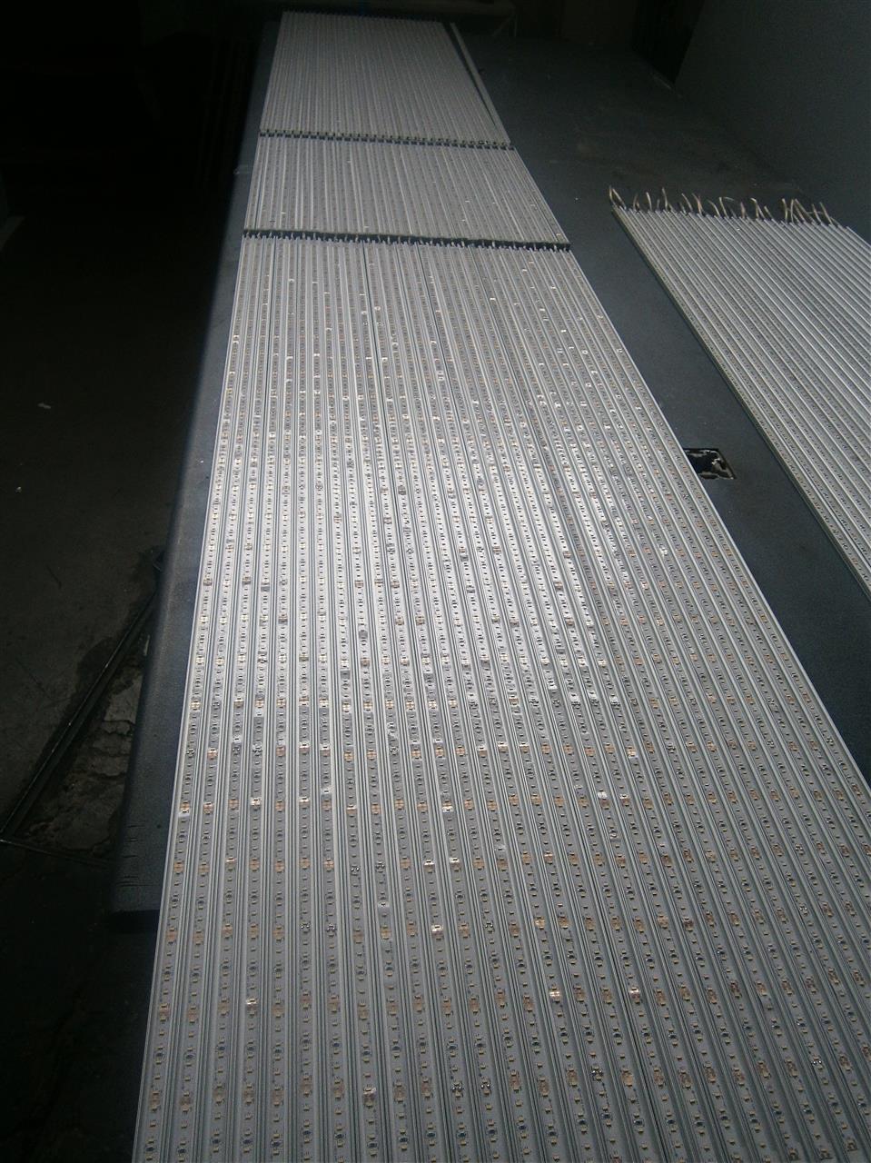 Produzione di barre a led su misura per valorizzare l’illuminazione delle vetrine