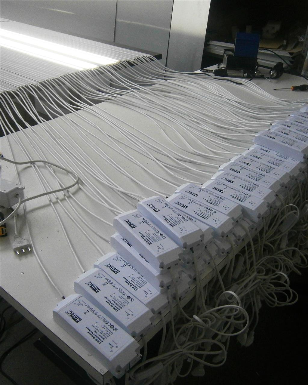 Produzione di barre a led su misura per valorizzare l’illuminazione delle vetrine