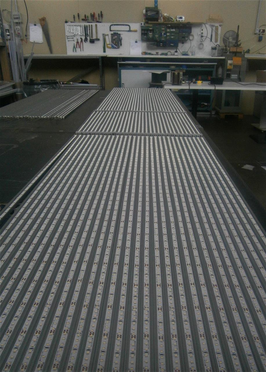 Produzione di barre a led su misura per valorizzare l’illuminazione delle vetrine